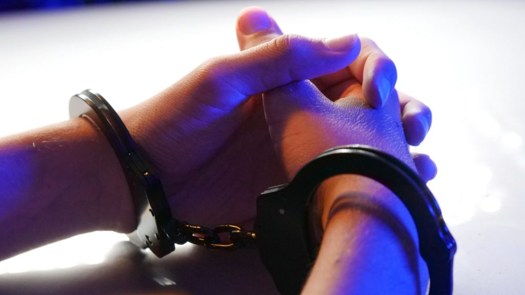 Bilincs egy nő csuklóján