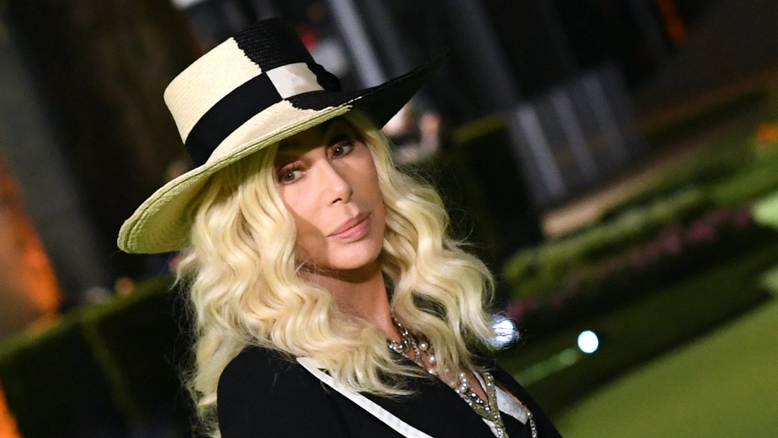 Cher amerikai énekesnő és színésznő érkezik az Academy Museum of Motion Pictures nyitógálájára 2021. szeptember 25-én a kaliforniai Los Angelesben