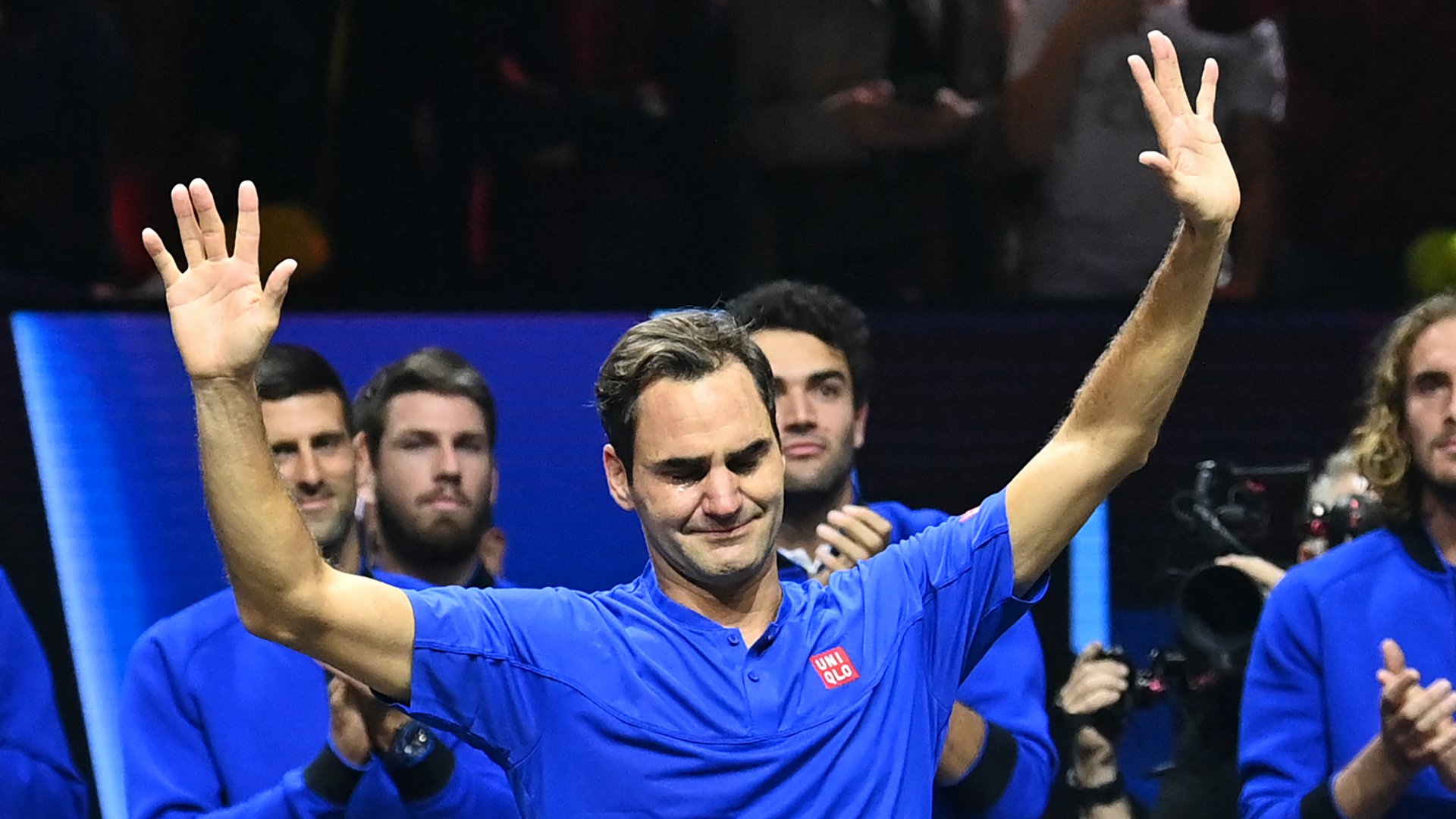 A svájci Roger Federer miután lejátszotta utolsó mérkőzését a spanyol Rafael Nadallal az európai csapatban 2022-es Laver-kupán a londoni O2 Arénában, 2022. szeptember 24-én