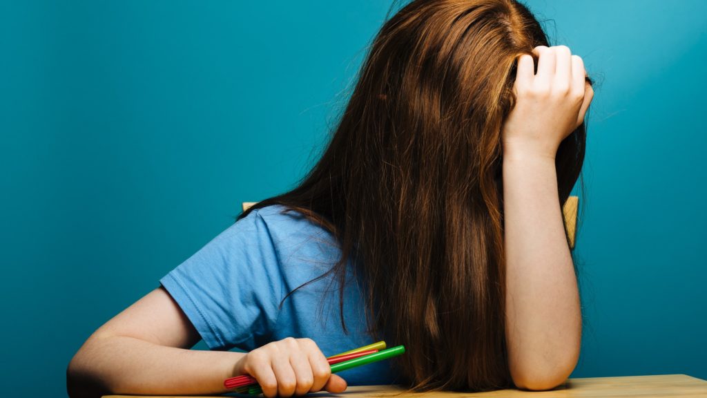 Szomorú iskolás kislány