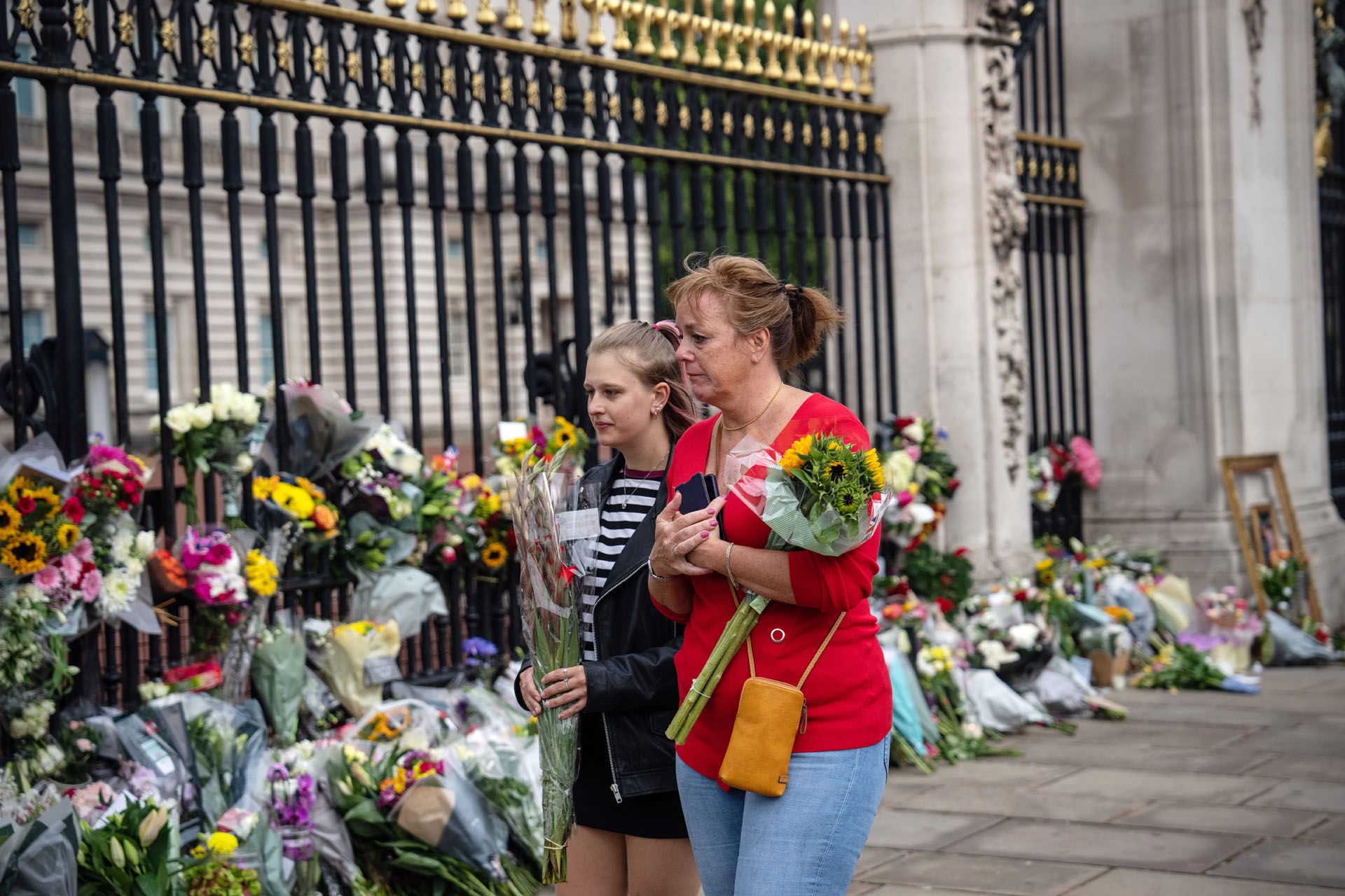 II. Erzsébet királynő halála gyászoló britek gyász