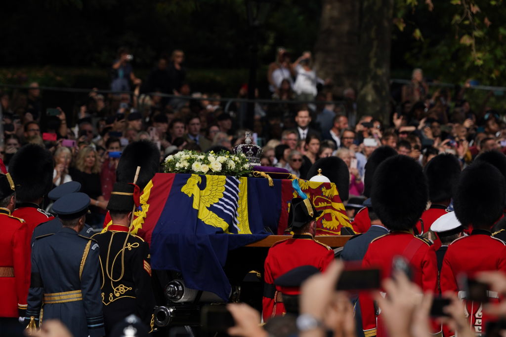 II. Erzsébet korporsója és koronája