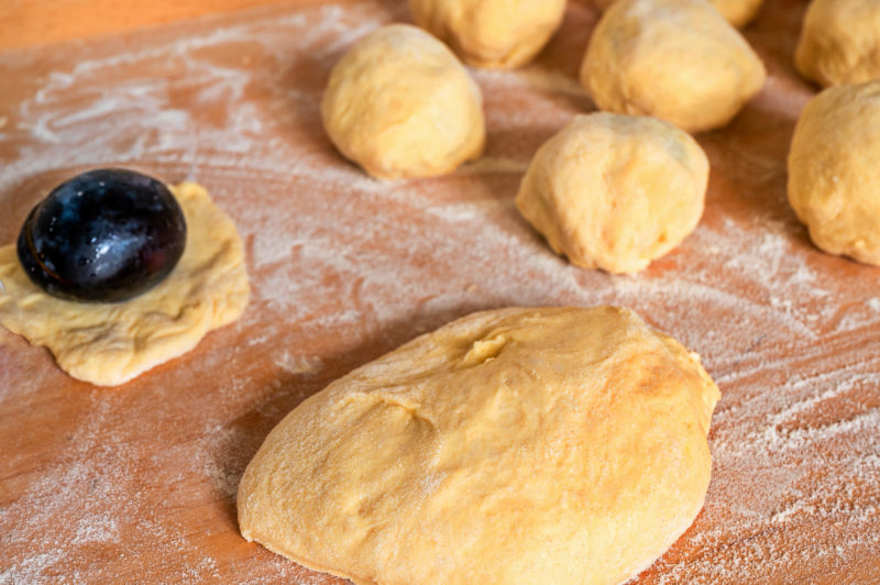 Nyers szilvásgombóc tészta