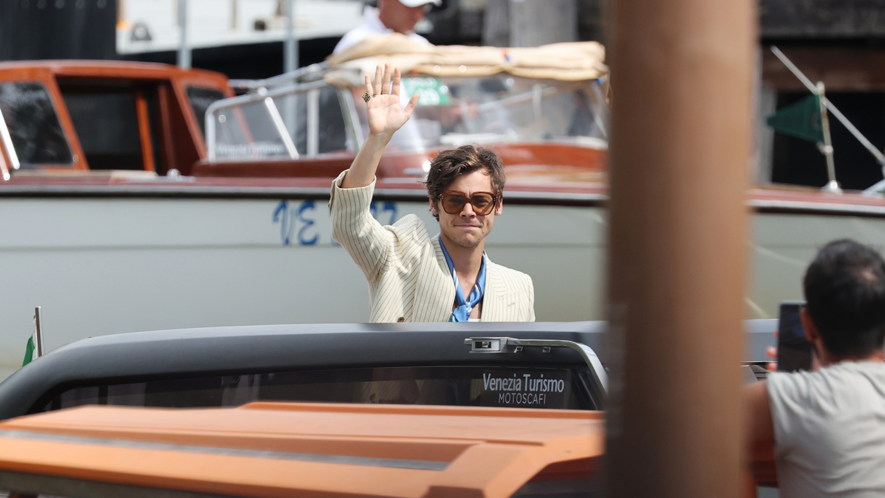 Harry Styles megérkezik a Nincs baj, drágám filmbemutatójára a Velencei Filmfesztiválon.