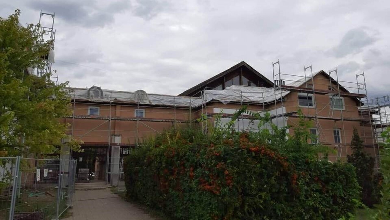 A felállványozott Gödöllői Török Ignác Gimnázium.