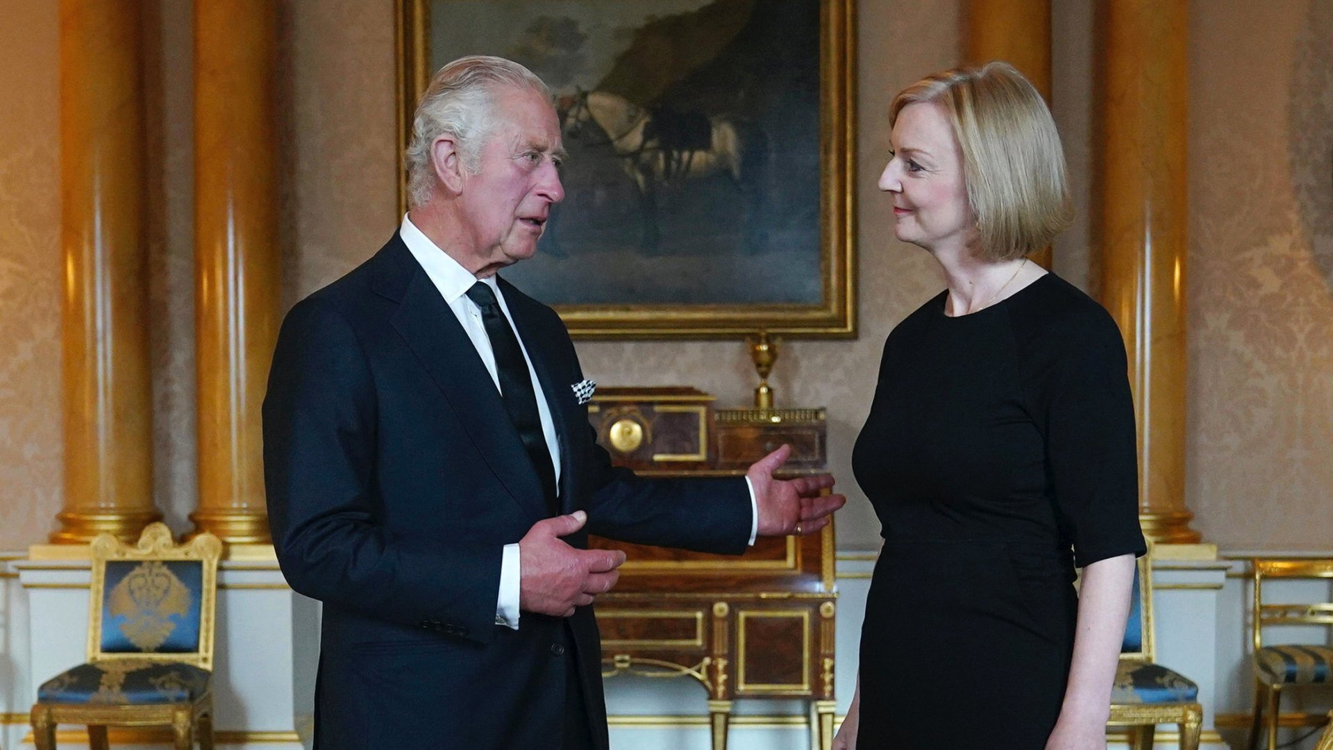 III. Károly brit király elsõ királyi kihallgatásán Liz Truss miniszterelnököt fogadja a londoni uralkodói rezidencián, a Buckingham-palotában 2022. szeptember 9-én