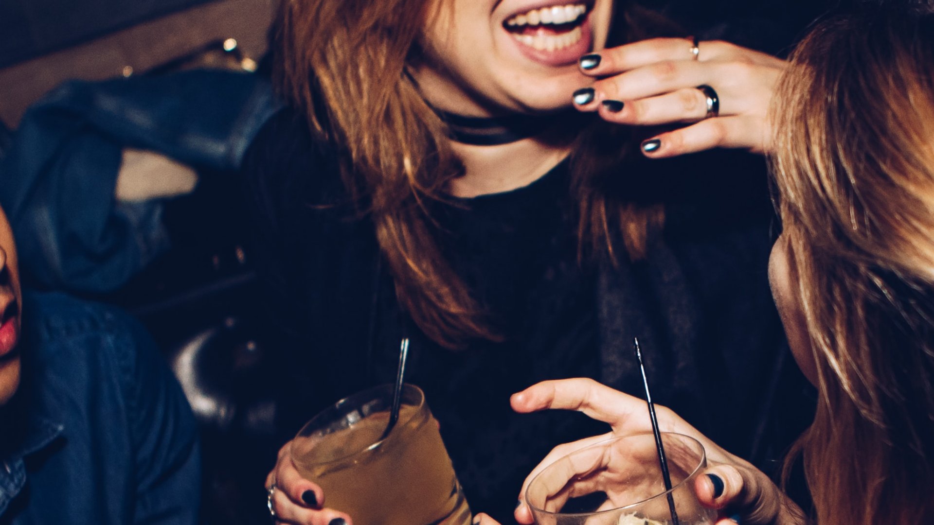 Két nő koccint bulizás közben