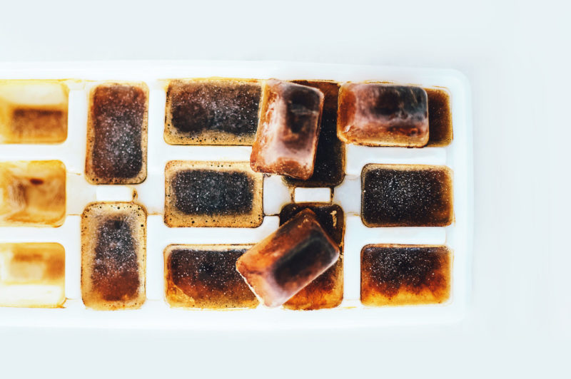Jégkockatartóban lefagyasztott kávé