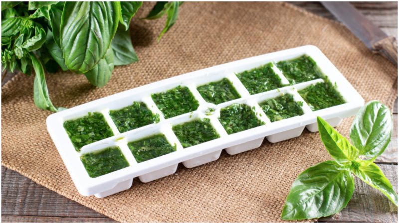 Fagyasztott és friss bazsalikom jégkockatartóban