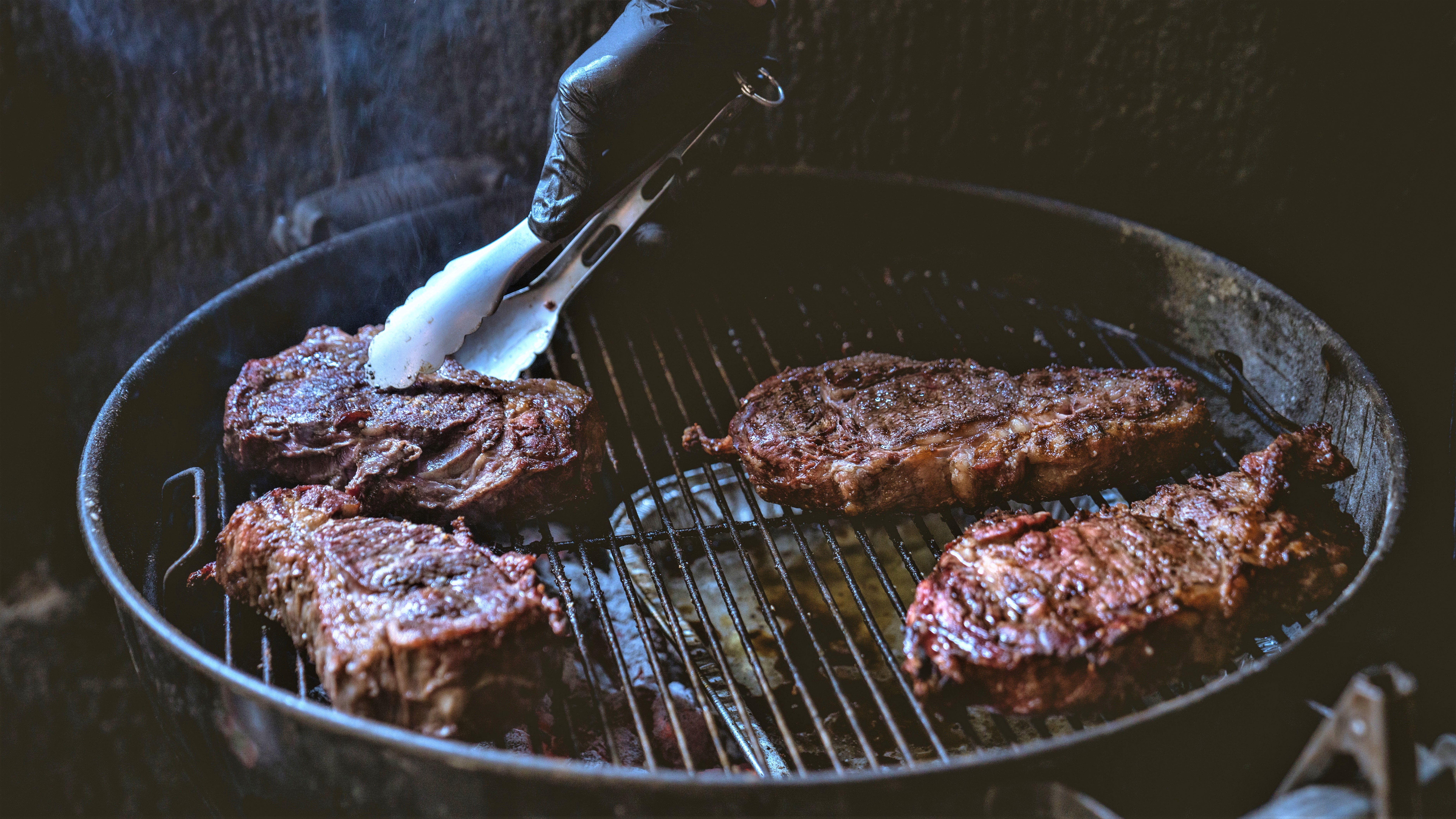 Húsok sülnek a grillrácson