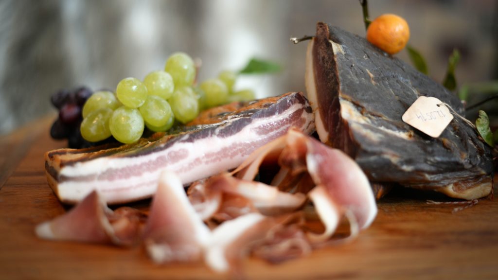 Szalonna az asztalon