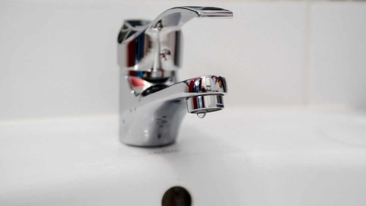 Csöpögő fürdőszobai csap.