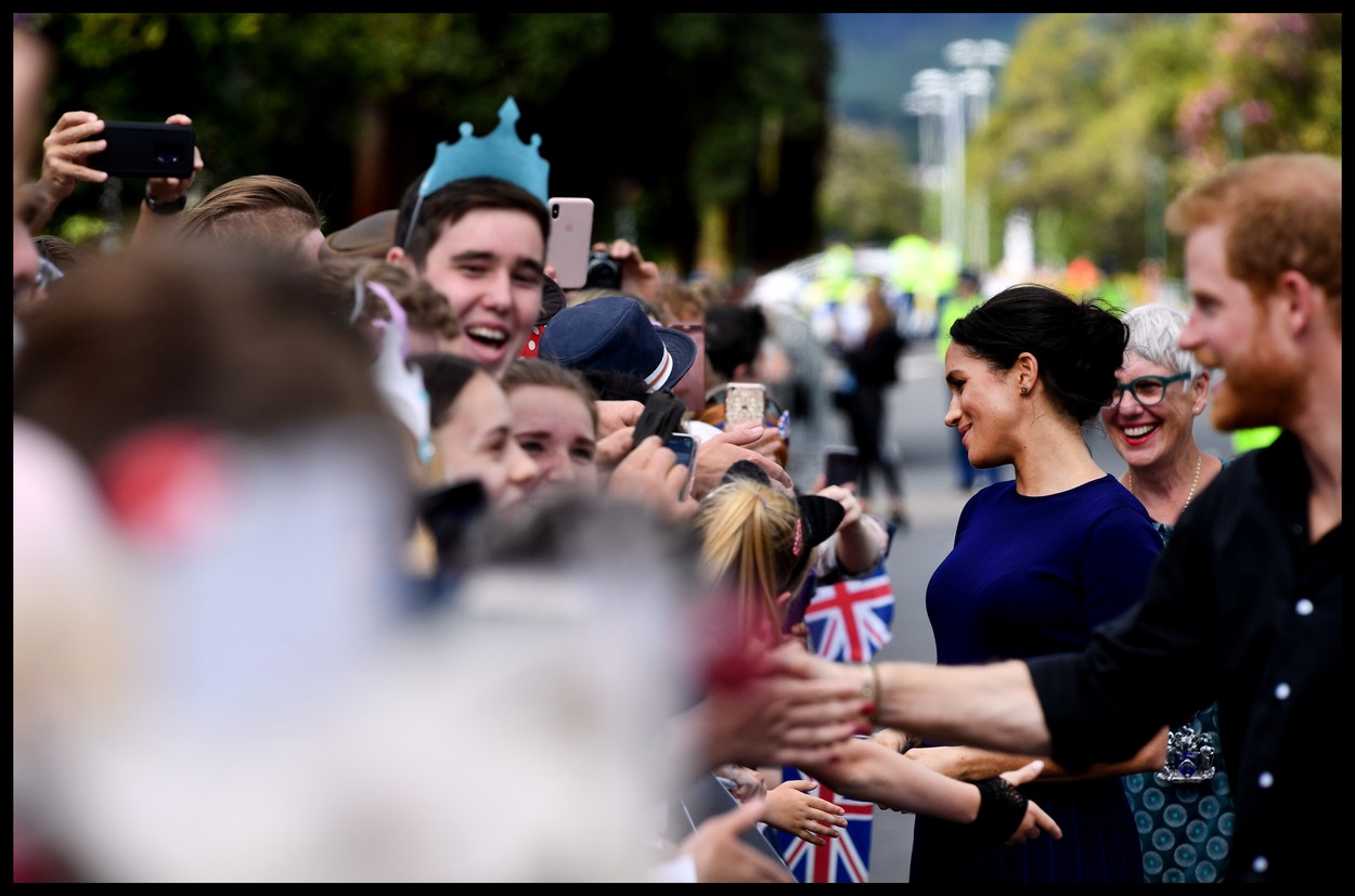 Meghan Markle és Harry herceg kezet fognak az emberekkel