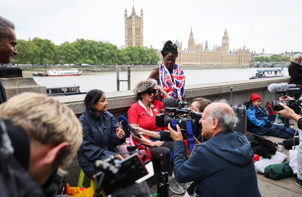 A Westminster-palota előtt már elfoglalták a helyüket, akik elsőnek szeretnék látni II. Erzsébet utolsó útját (Fotó: Profimedia)