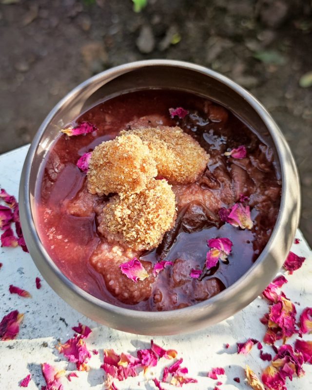 Szilvás gombóc leves ehető virágokkal