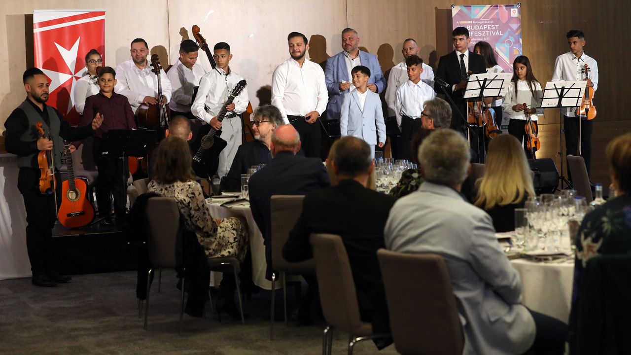 Hangszerrel a kézben egy új jövő felé