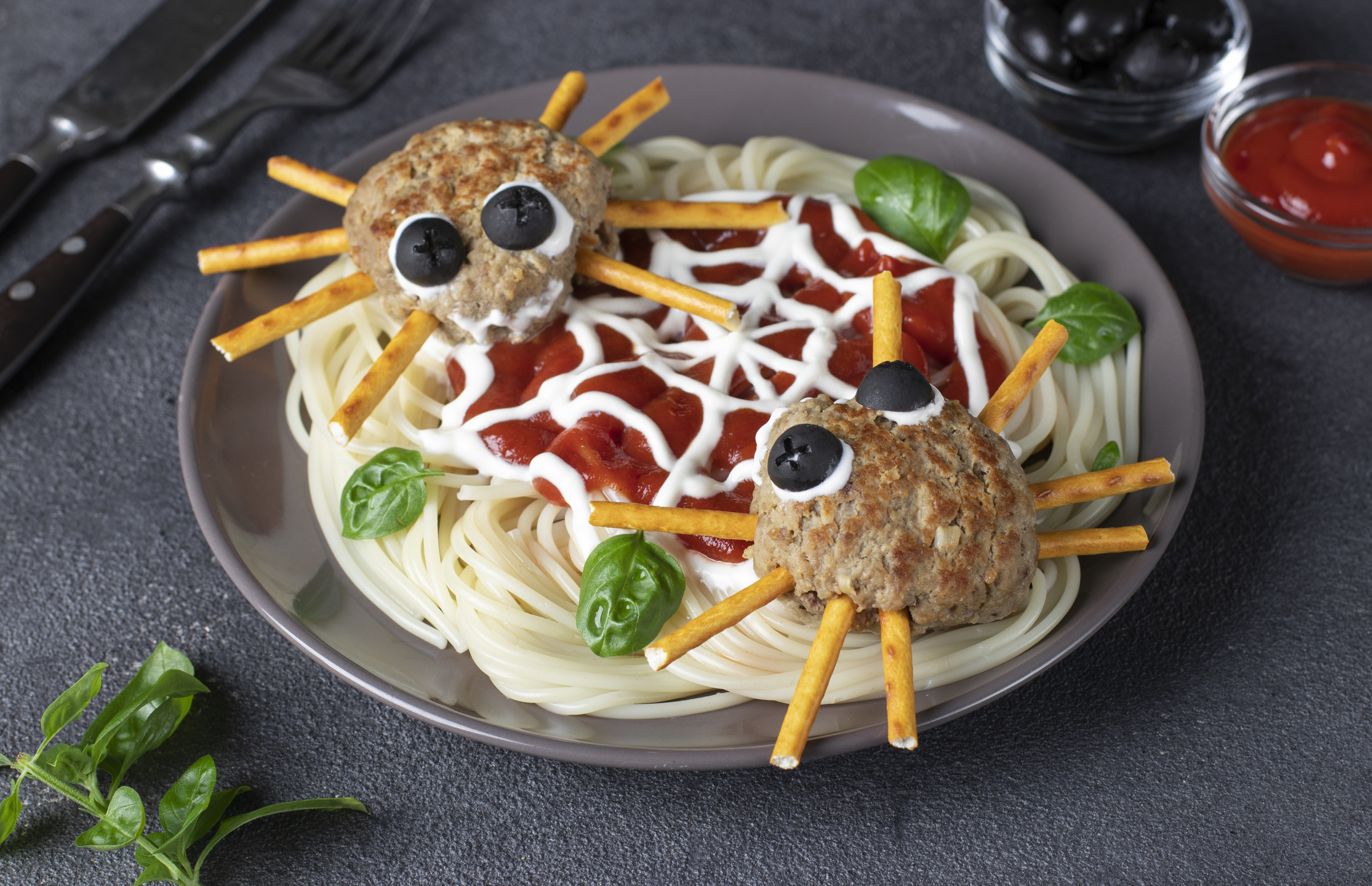 Halloweeni paradicsomos spagetti pókokkal 