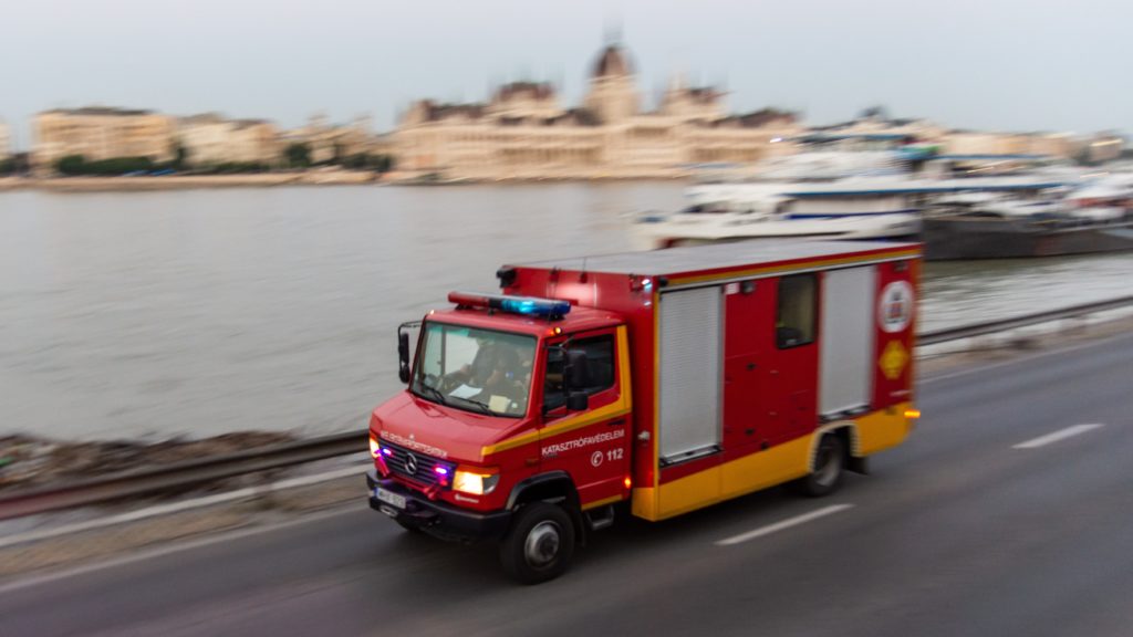 Az Országos Katasztrófavédelmi Főigazgatóság megkülönböztető jelzést használó, Mercedes-Benz Vario 816D KML típusú járműve halad az Angelo Rotta rakparton.