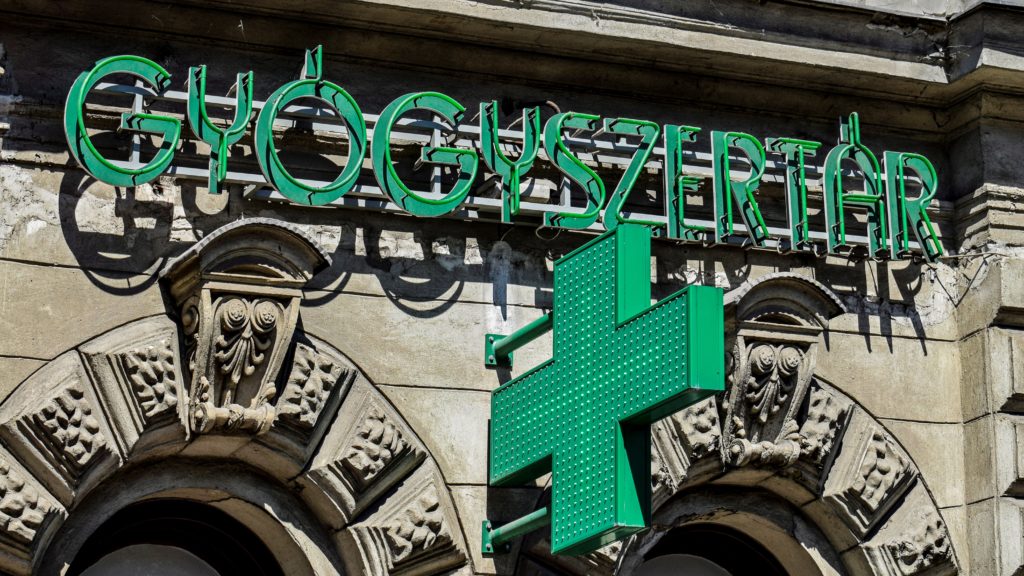 A Gyógyszertár felirata és emblémája az Andrássy út 84-ben.