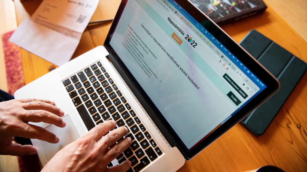 Egy férfi kitölti a népszámlálás online kérdőívét nyíregyházi otthonában