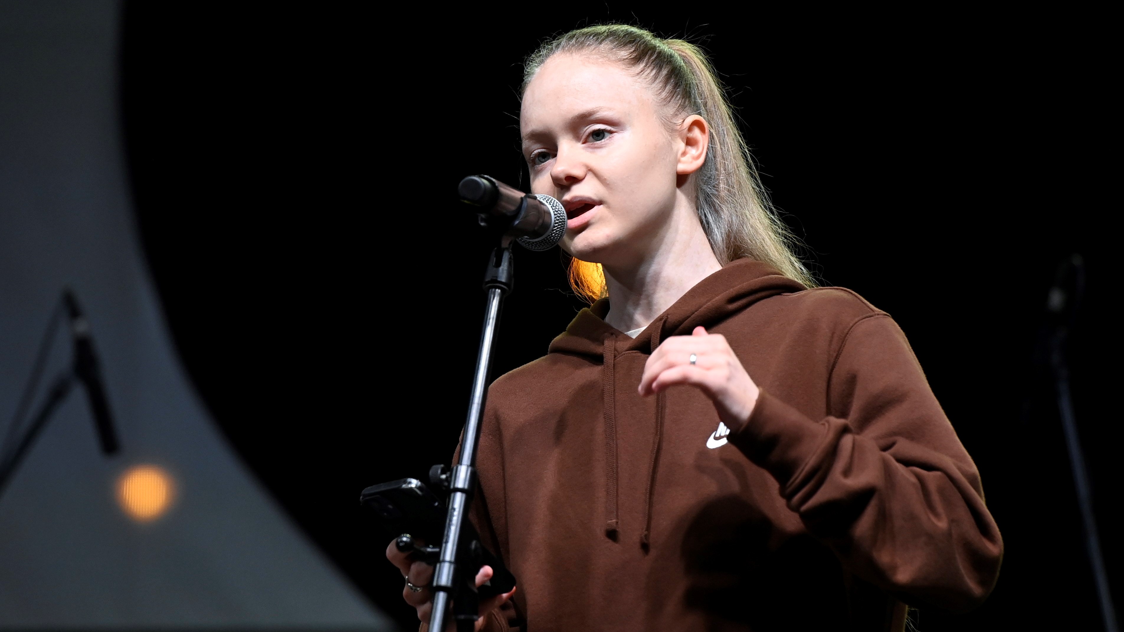 Pankotai Lili slam poetry előadása az ADOM Diákmozgalom és a Pedagógusok Demokratikus Szakszervezete (PDSZ) által a pedagógusokért meghirdetett szolidaritási tüntetésen a Műegyetem rakparton 2022. október 23-án