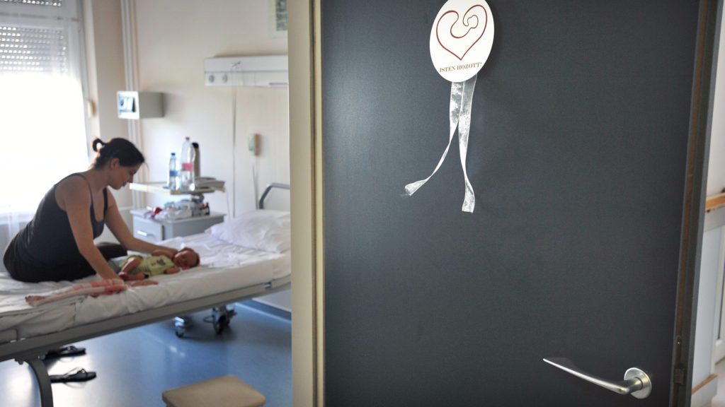 Kismama újszülött kisfiával a Szent Imre Kórház szülészeti osztályán (Képünk illusztráció - MTI Fotó: Máthé Zoltán)