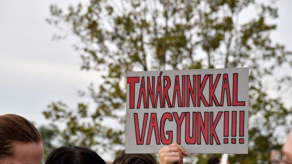 Demonstráló diákok a Margit hídon 2022. október 5-én. 