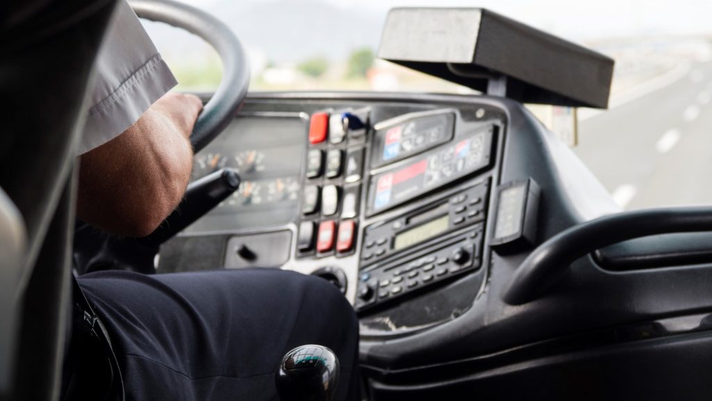 Buszsofőr vezetés közben