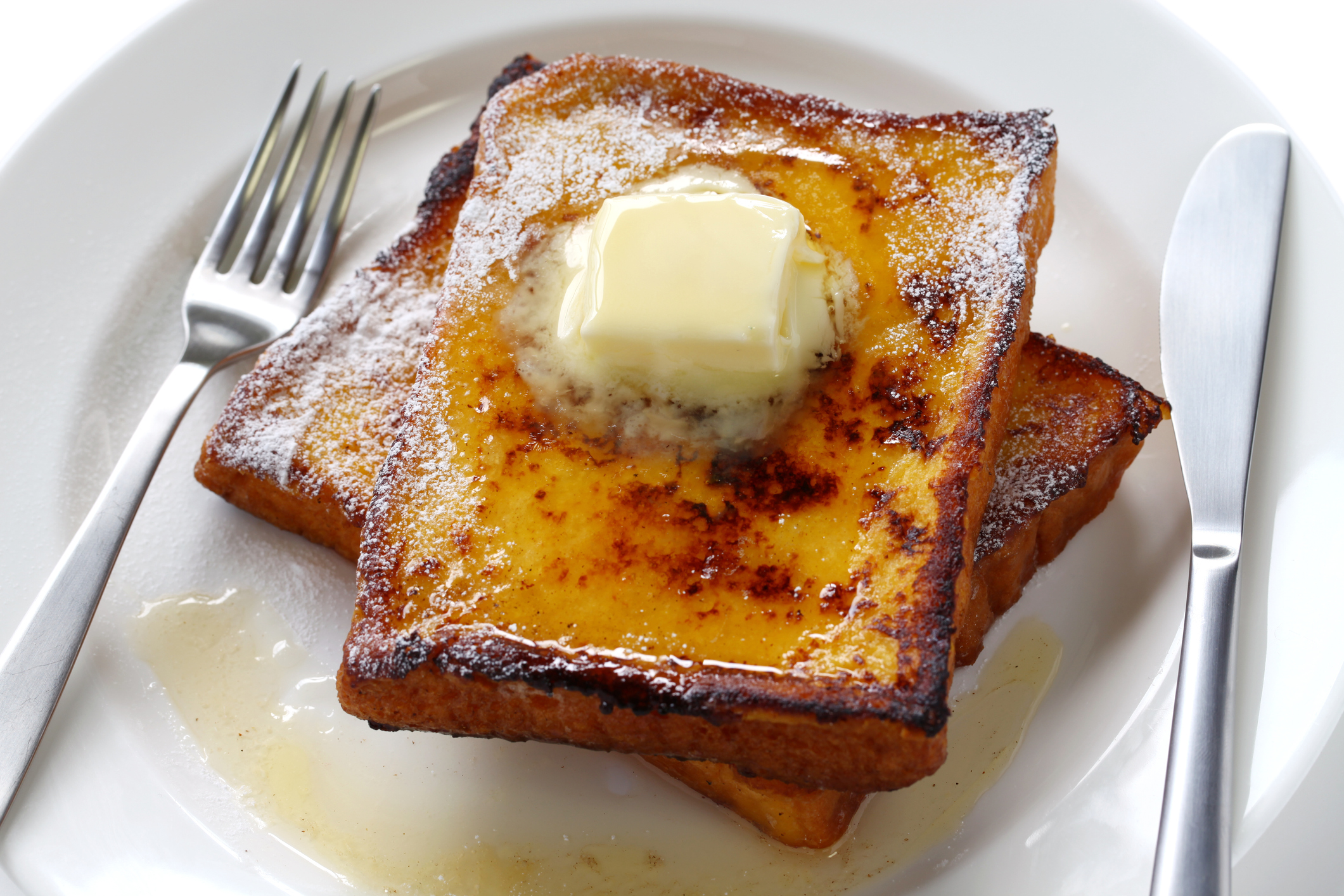 French toast olvadó vajkockával a tetején