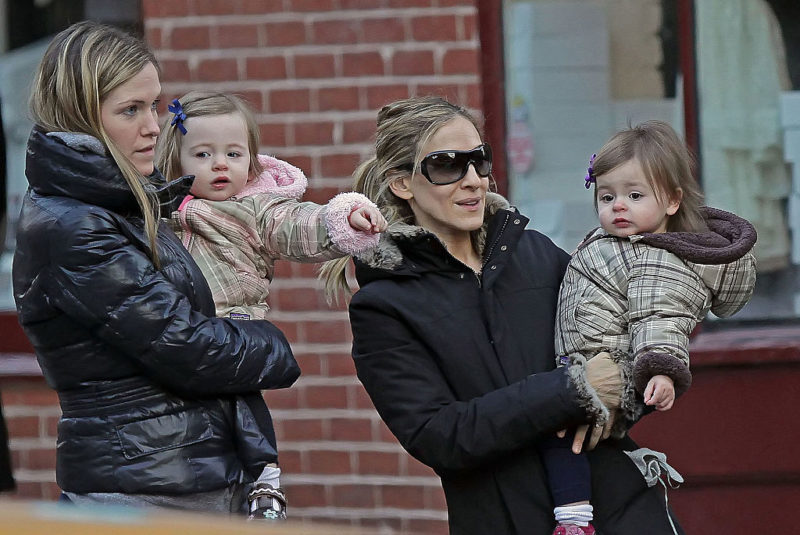 Sarah Jessica Parker ikerlányaival és bébiszitterükkel 2011-ben