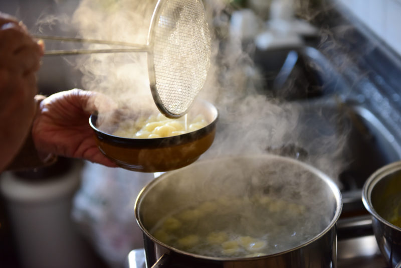 Főtt gnocchi szűrése
