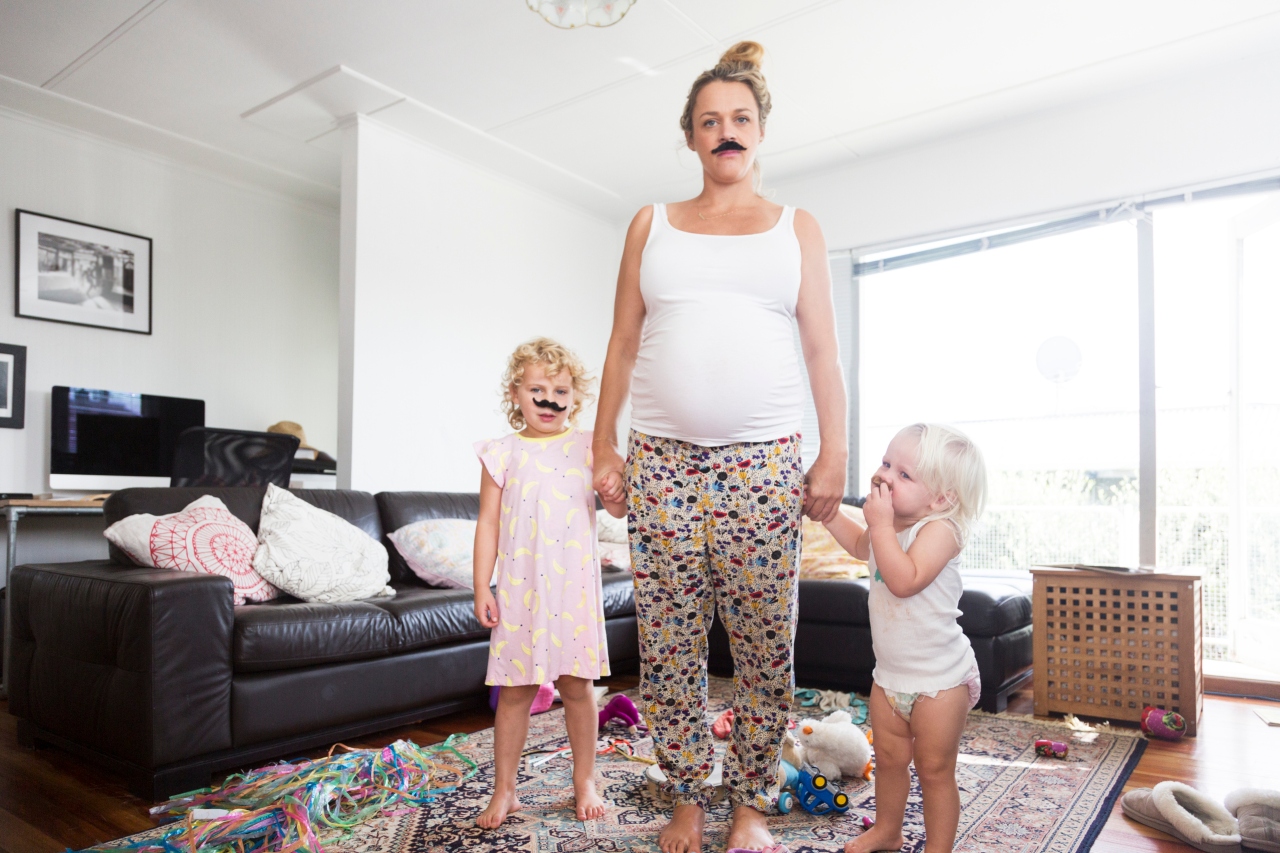 Terhes anya a gyermekeivel