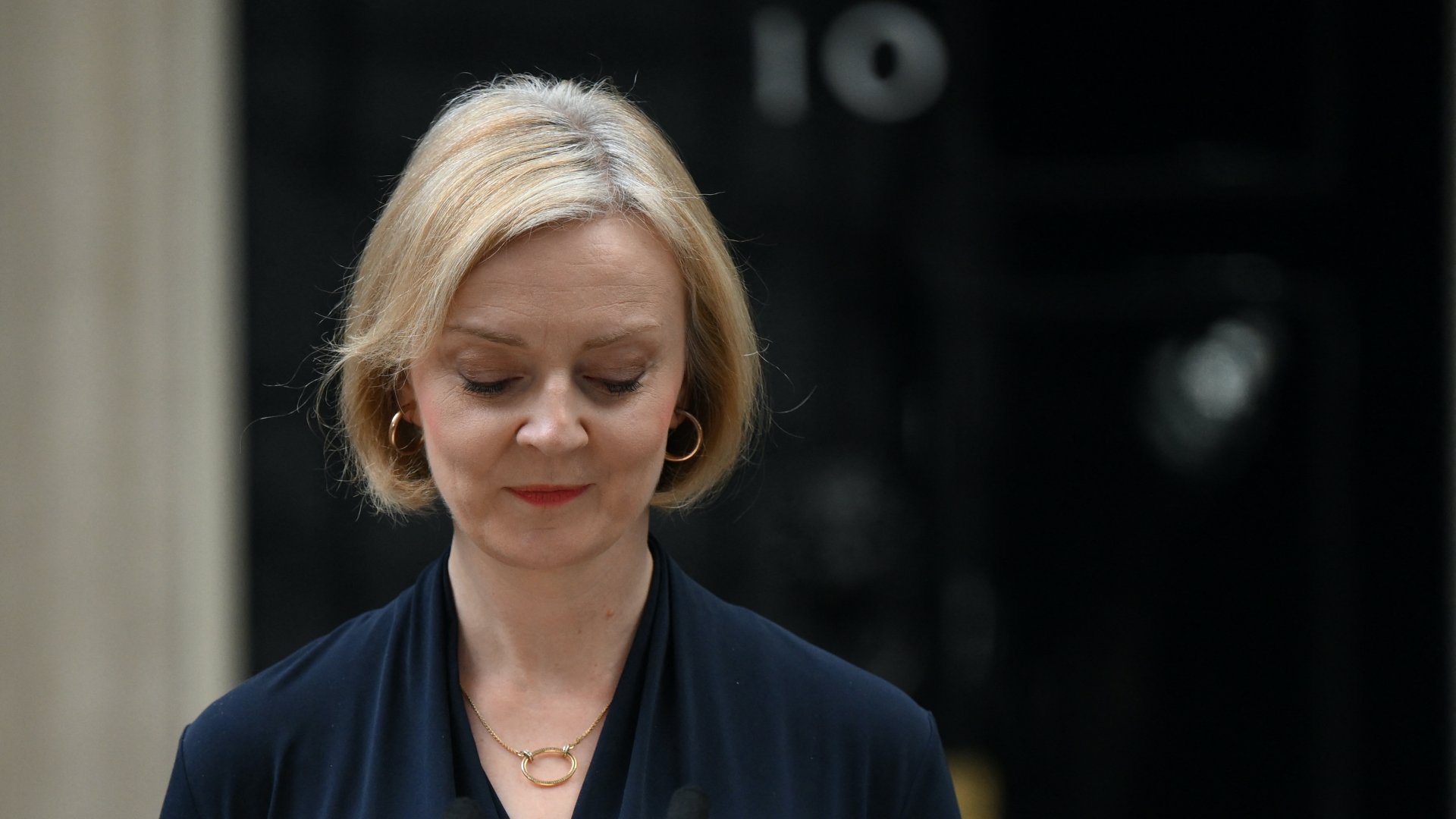 Liz Truss brit miniszterelnök beszédet mond a Downing Street 10. szám előtt London központjában 2022. október 20-án, hogy bejelentse lemondását 