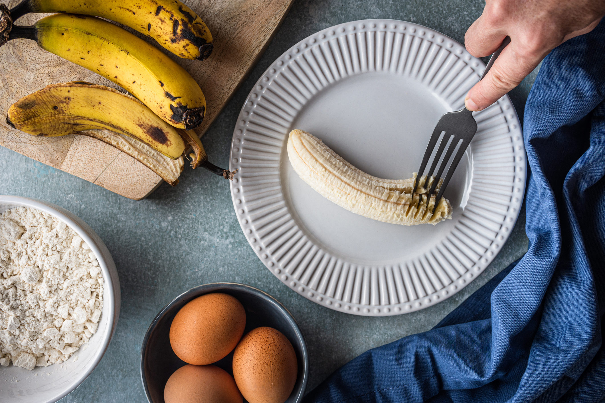 Banánok, tojások, lsizt, süteménykészítés