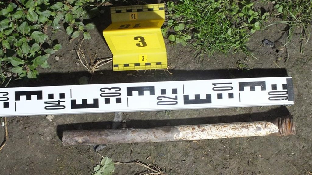 Egy 45 éves férfi gyanú szerint bezárta unokaöccsét a garázsba, leültette egy székre és vascsővel bántalmazta, hogy vallomást csikarjon ki belőle