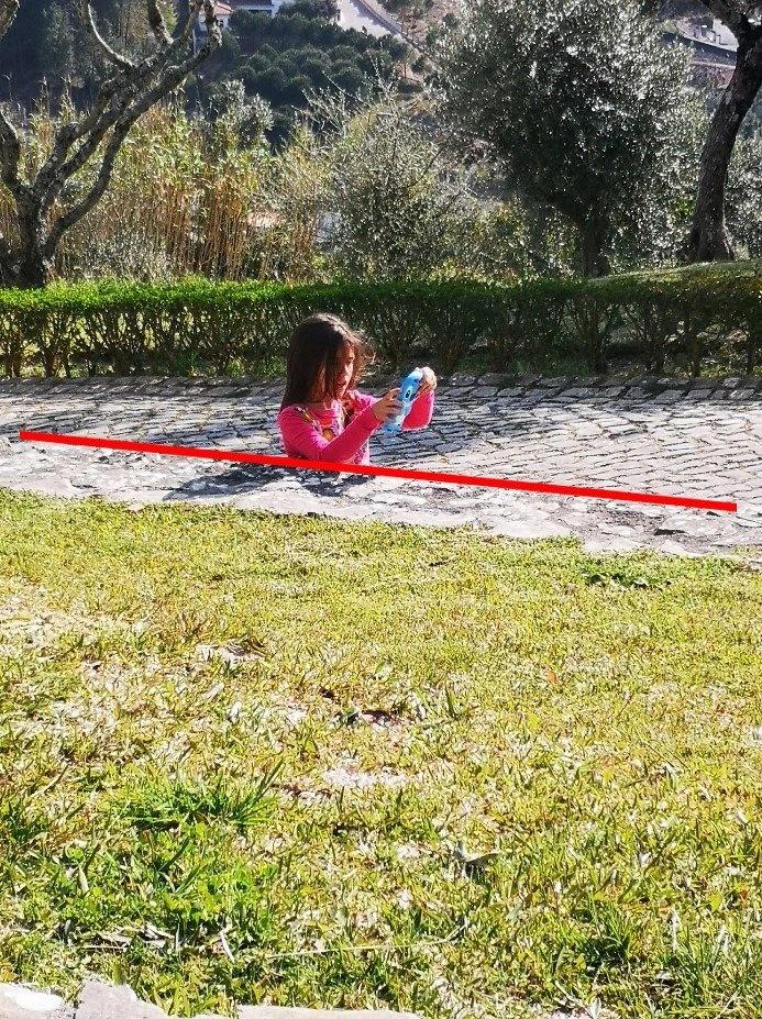 Vajon hova lettek a képen szereplő kislány lábai? 