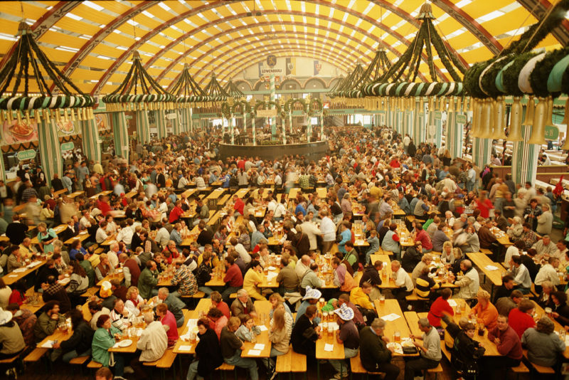 A Paulaner Brauerei sörsátra, a Hackerzelt az Oktoberfesten