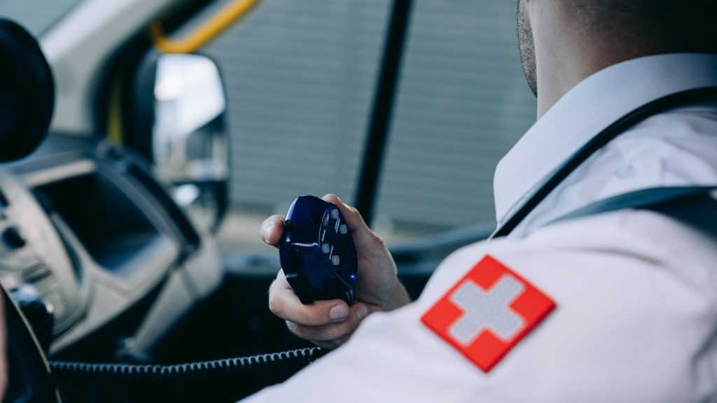 Mentős a mentőautóban