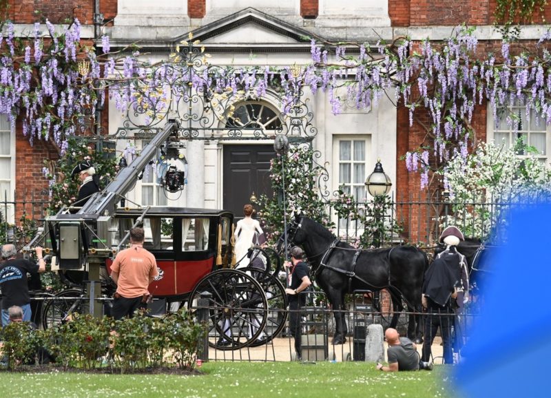 Lilaakácok a Bridgerton rezidencián