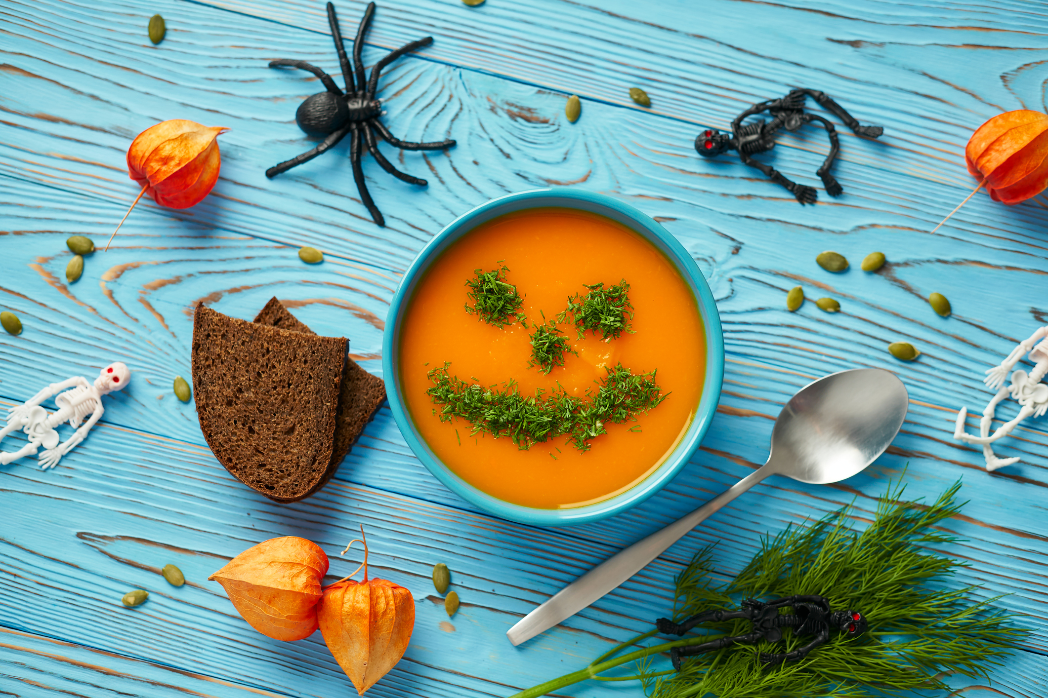 Zöldségrémleves kapor díszítésssel halloweenra