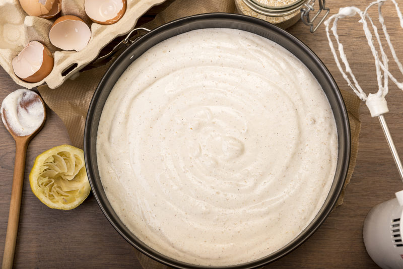 Túrótorta készítés közben