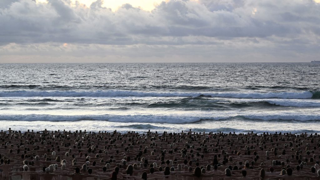 Meztelenül vonultak az ausztrál tengerpartra, hogy felhívják a figyelmet a bőrrákra