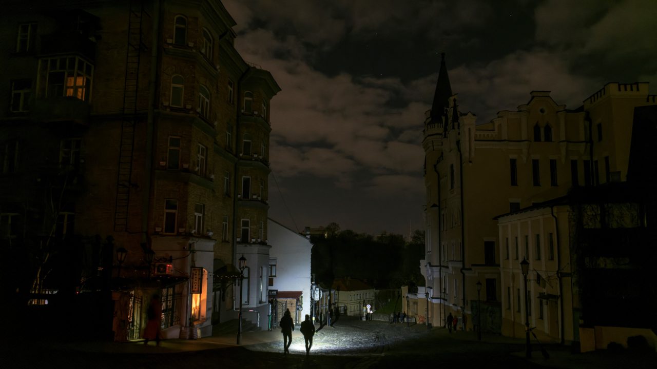 Kijev egyik negyedében elemlámpával közlekednek az emberek az utcán.