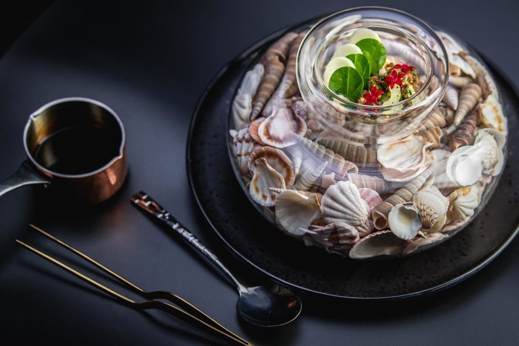 Isigny osztriga,marha csontvelő, zeller, zöldalma (Fotó: Chef Jeno Racz, Rumour)