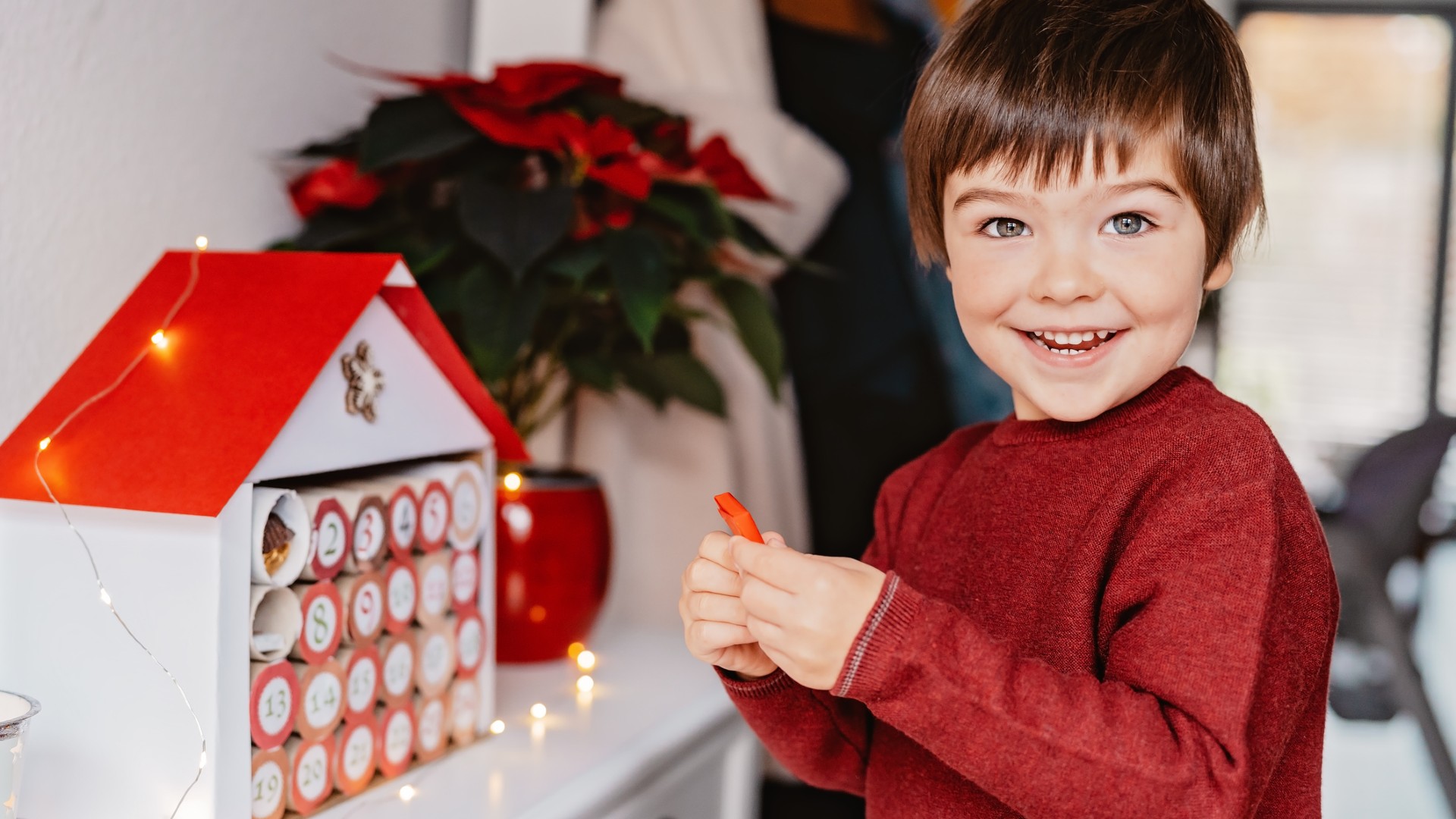 Kisfiú adventi kalendáriummal