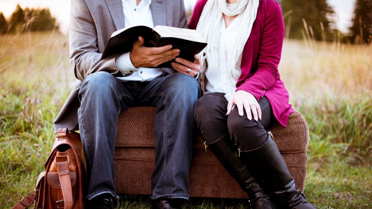 Szerelmespár üldögél és olvas