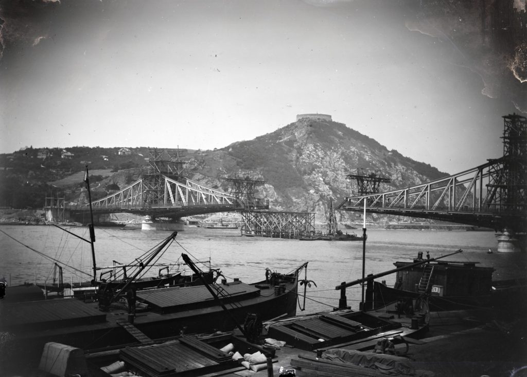 A Szabadság híd építése