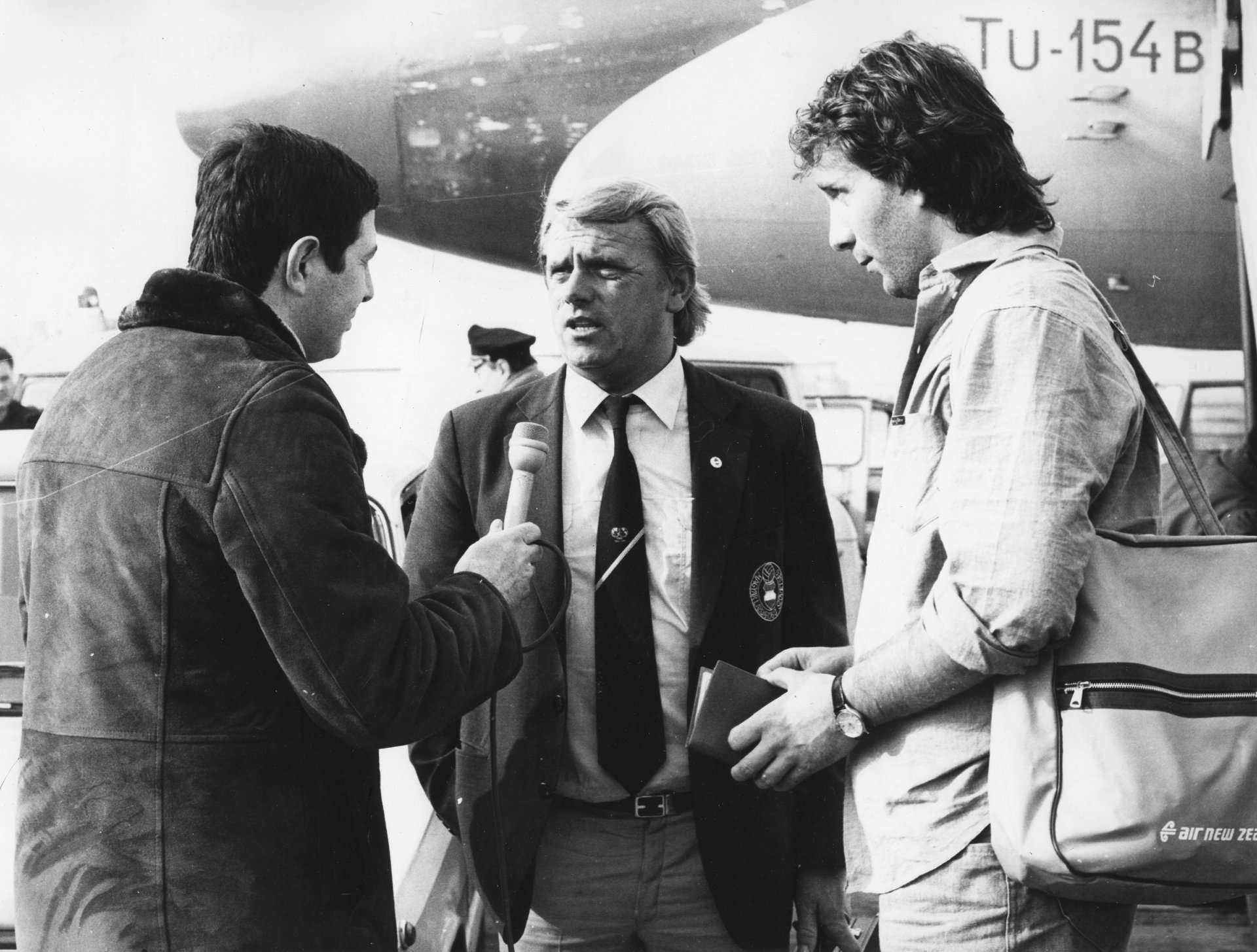 Bánó András TV riporter Mészöly Kálmán labdarúgó szövetségi kapitánnyal és Nyilasi Tiborral készít riportot a TV Híradónak