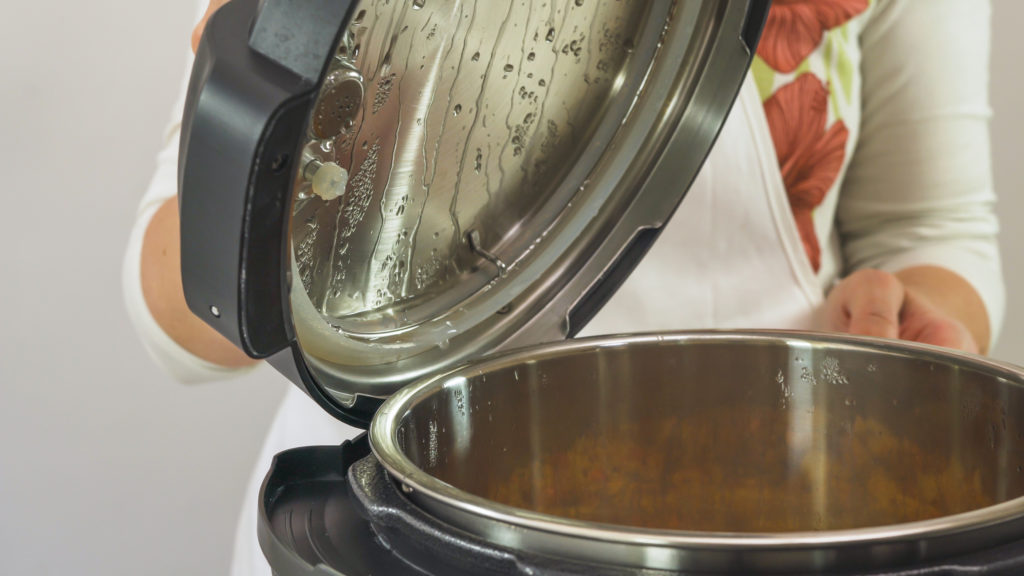 Egy nő belenéz a kuktába