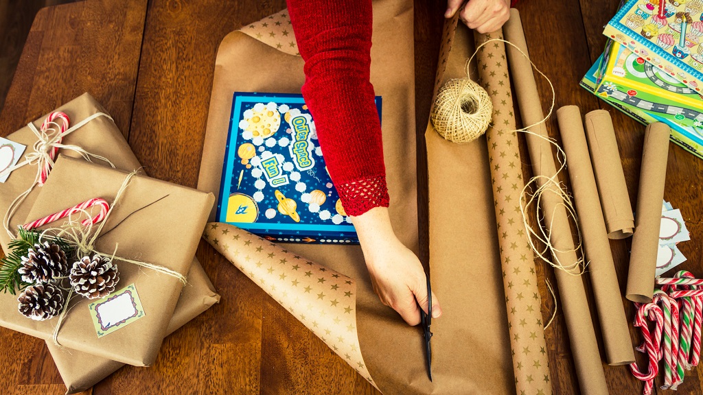 Karácsonyi társasjáték csomagolása